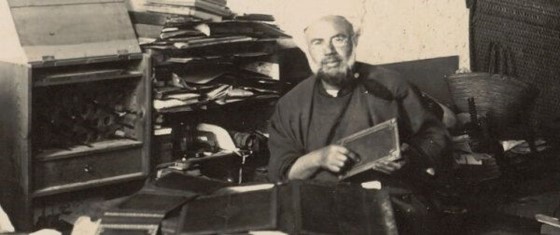Moroccan man holding a manuscript