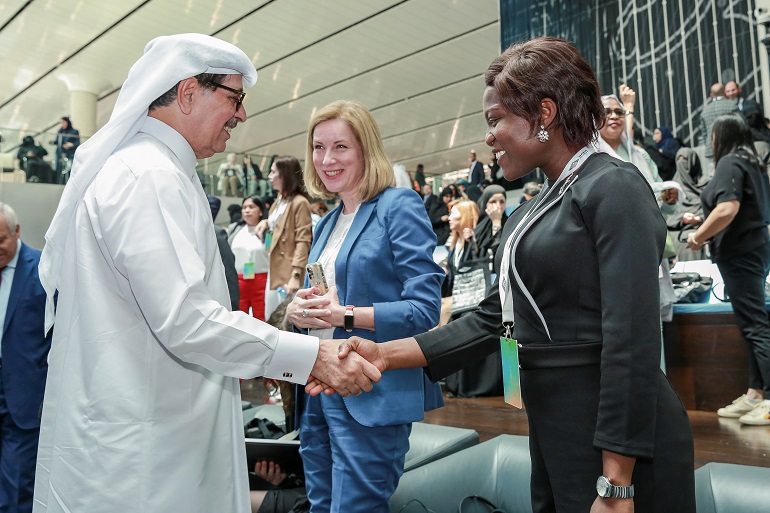 His Excellency Dr. Hamad bin Abdulaziz Al-Kawari interacting with forum participants