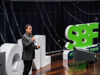  الدكتور أليساندرو فريجيري أثناء الندوة