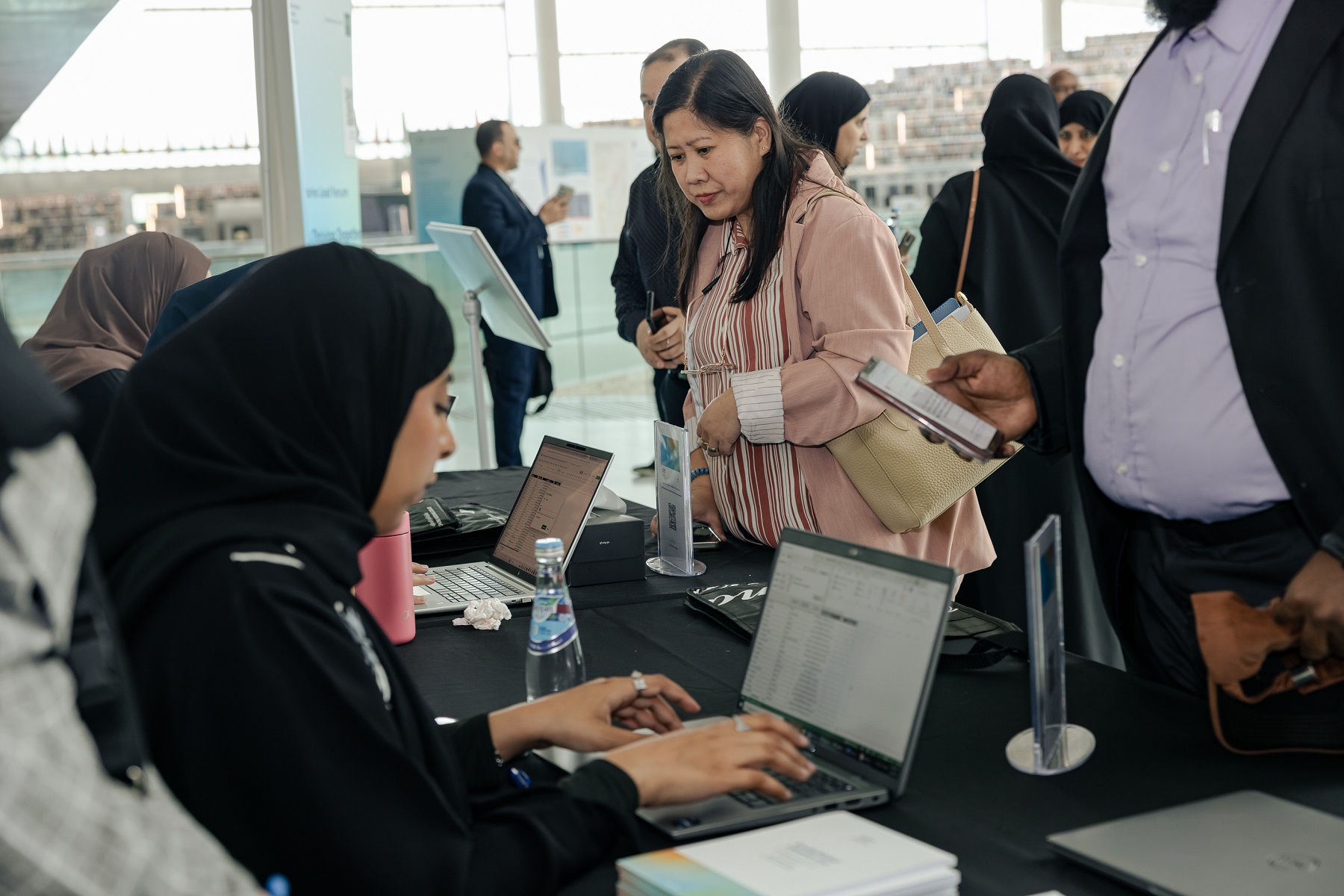 Participants registering in the Pre-Forum 